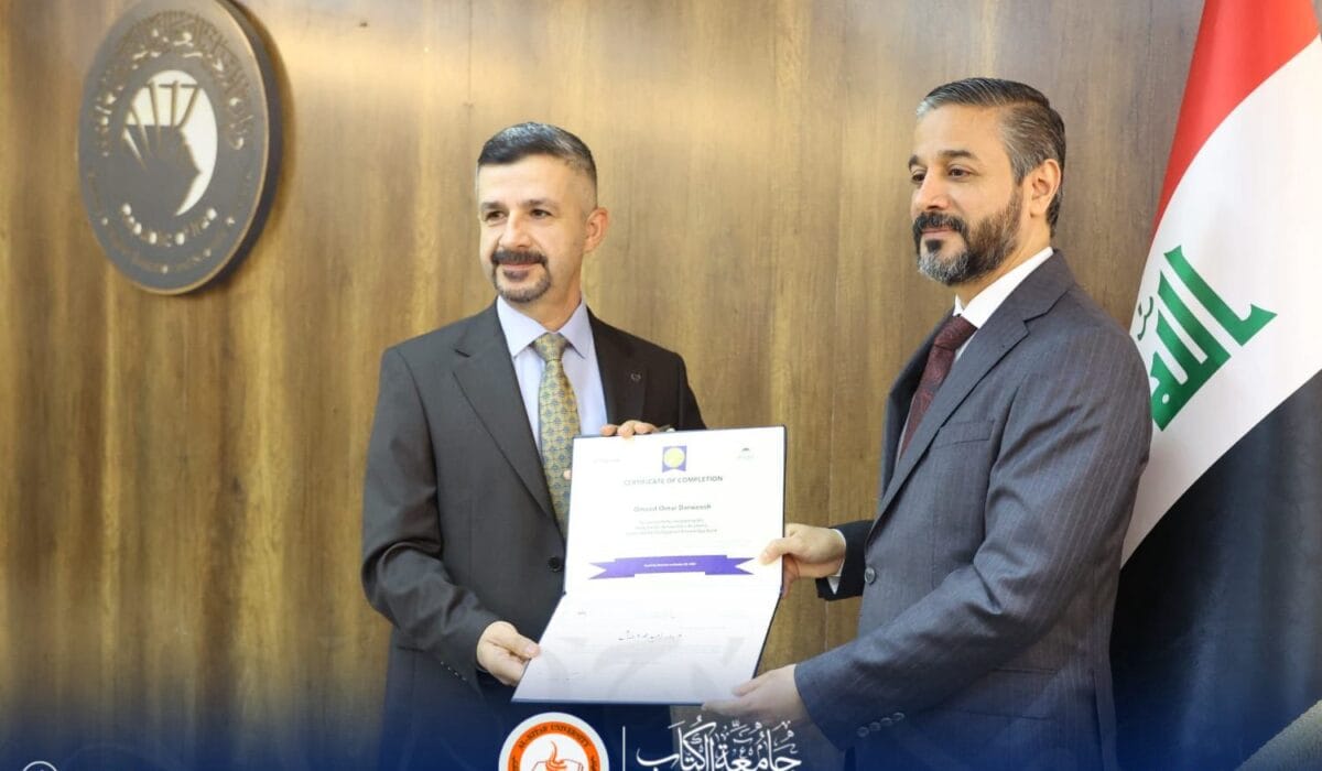 معالي وزير التعليم العالي والبحث العلمي يُكرّم المعاون العلمي بكلية الصيدلة في جامعة الكتاب