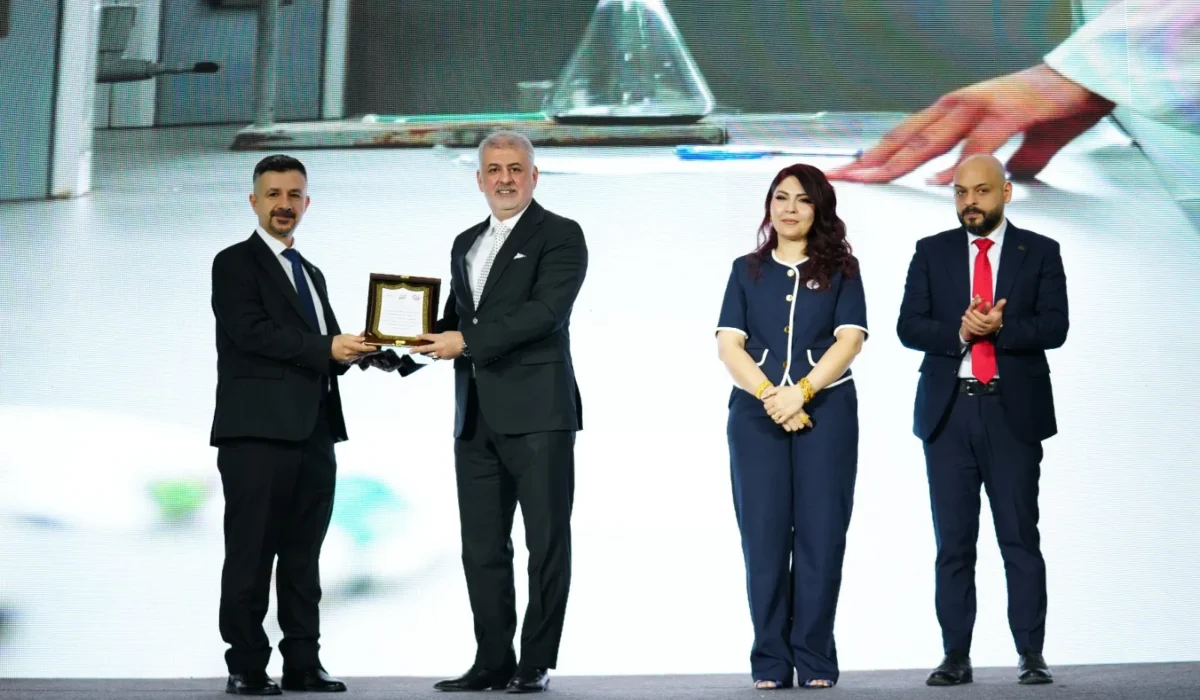 كلية الصيدلة في جامعة الكتاب تشارك في حفل تكريم الخريجين الأوائل لكليات الصيدلة في العراق
