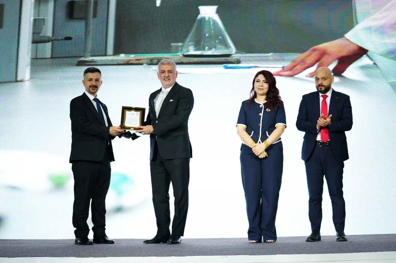 Read more about the article كلية الصيدلة في جامعة الكتاب تشارك في حفل تكريم الخريجين الأوائل لكليات الصيدلة في العراق